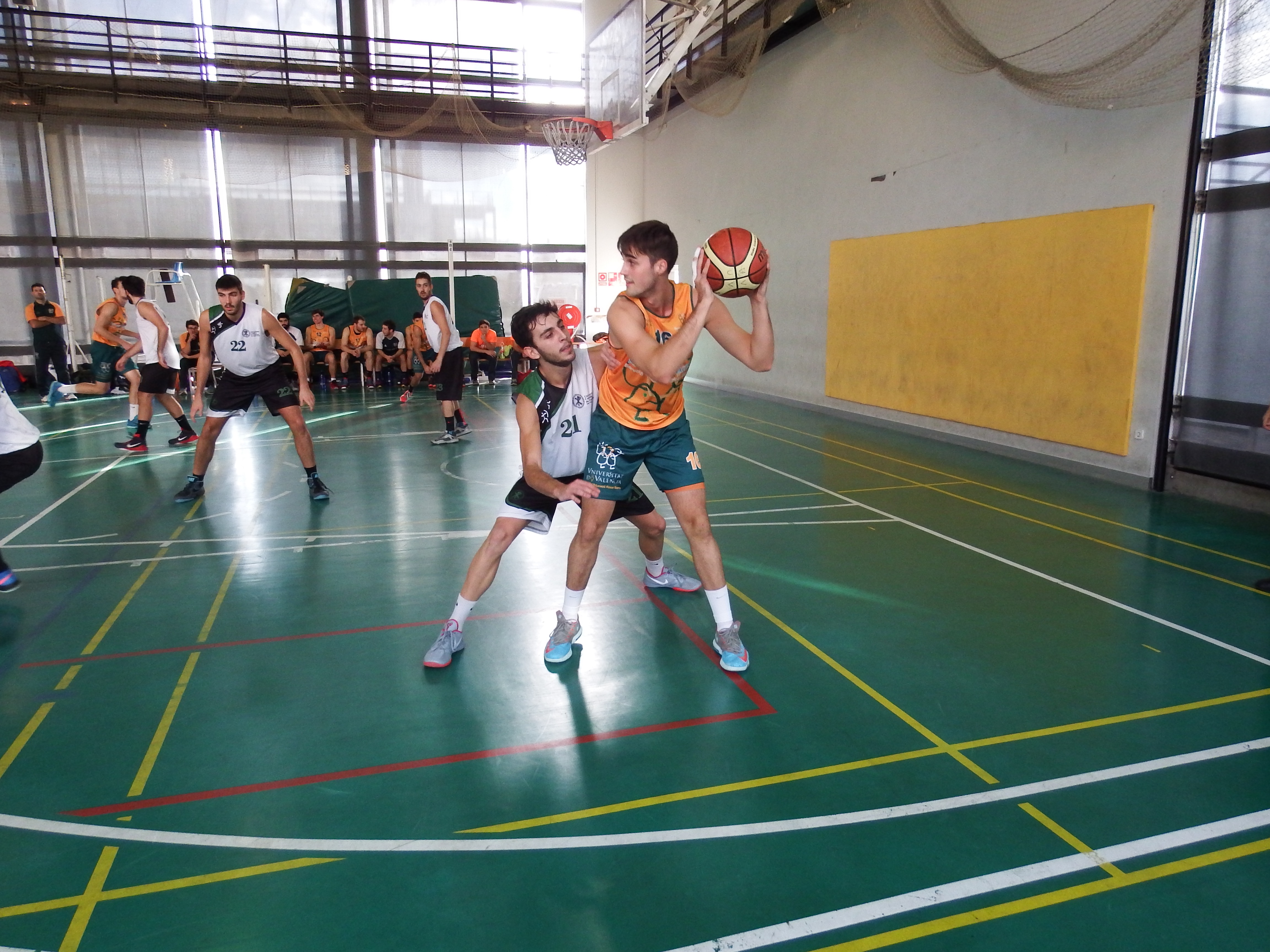 La selecció de bàsquet de la UV